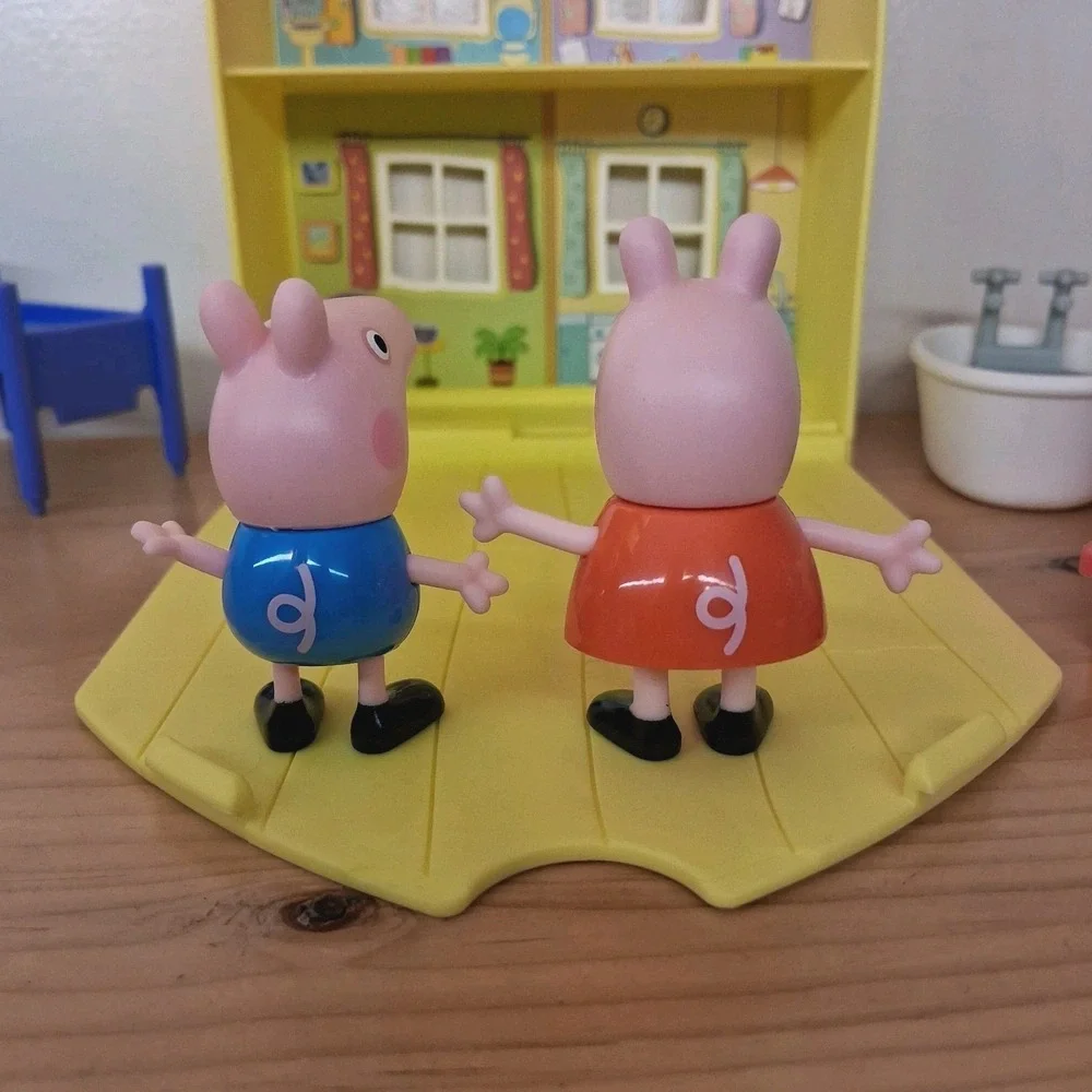 Peppa Pig Folding Fold N Go Deluxe Yellow House Play Set‎ + Fugures Accessories